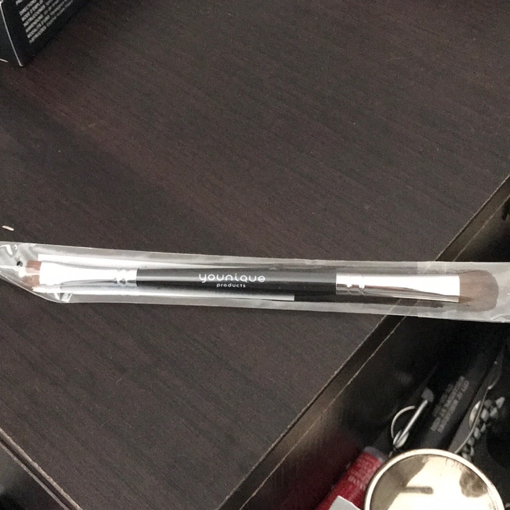 Younique liner/shader brush.
